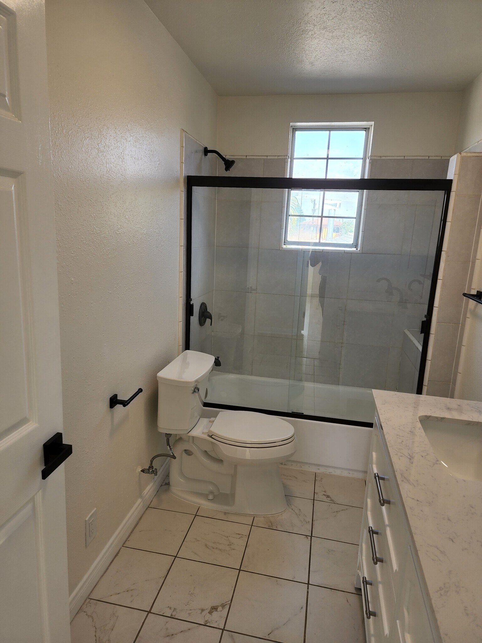 Building Photo - 2134 S Cloverdale Ave