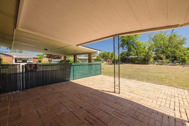 Building Photo - 240 Maywood Dr