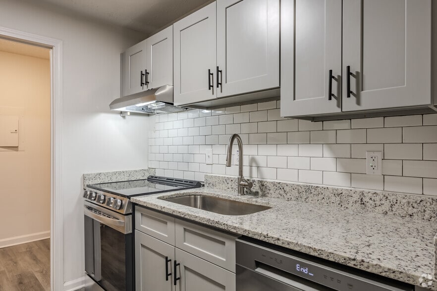1BR, 1BA - 860SF - Kitchen - The Avenues of North Decatur