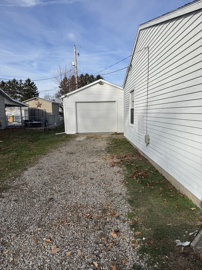 Building Photo - 580 Edgewood Dr