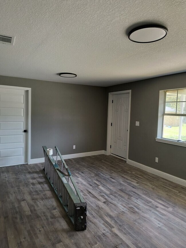 Building Photo - 2 bedroom 1 bath House for rent