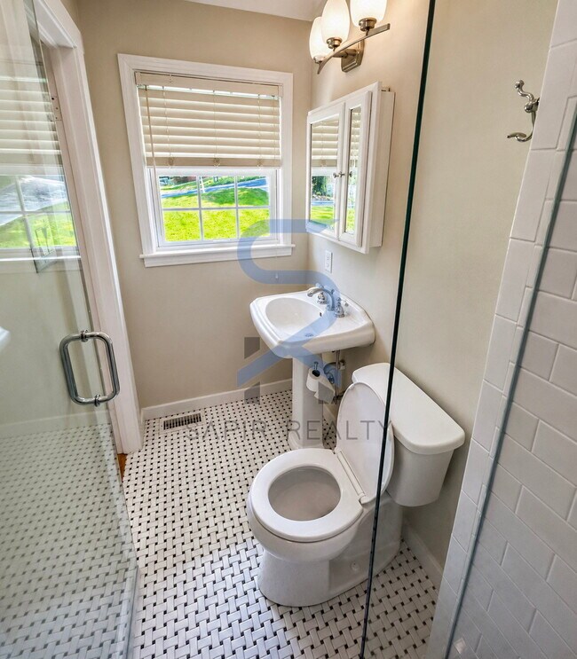 Building Photo - PRELEASING! Spacious & Stunning 5BR/3BA in the Heart of North Druid Hills