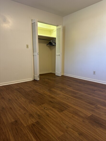 Building Photo - 625 Clearview Dr