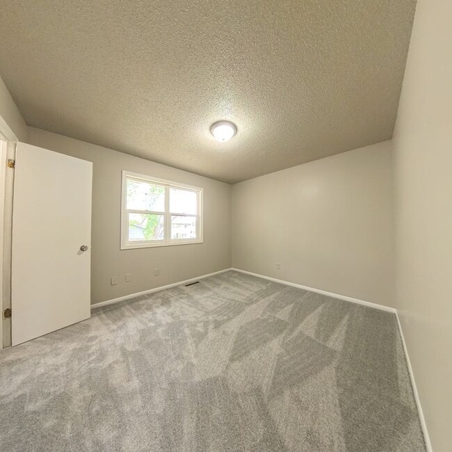 Building Photo - 3 Bedroom 1 Bath Duplex