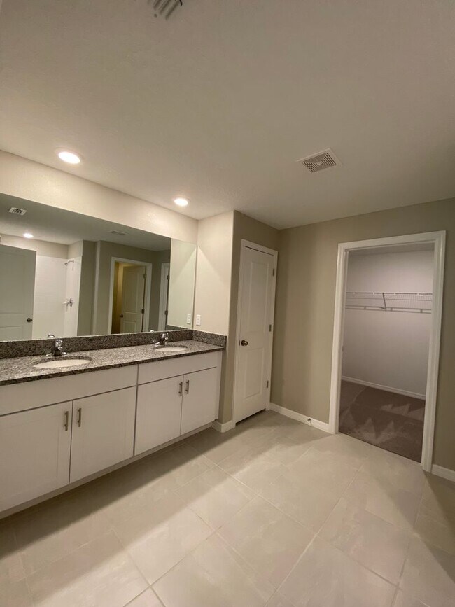 Building Photo - Great SW location 4/2/2 **WON'T LAST**