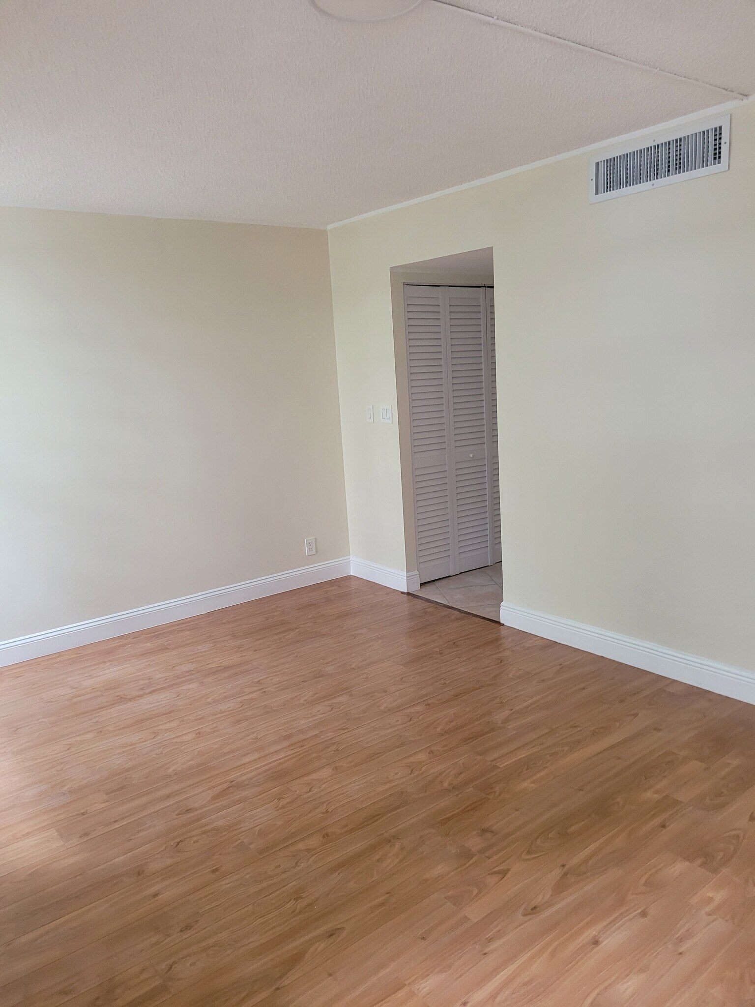 master bedroom - 20400 W Country Club Dr