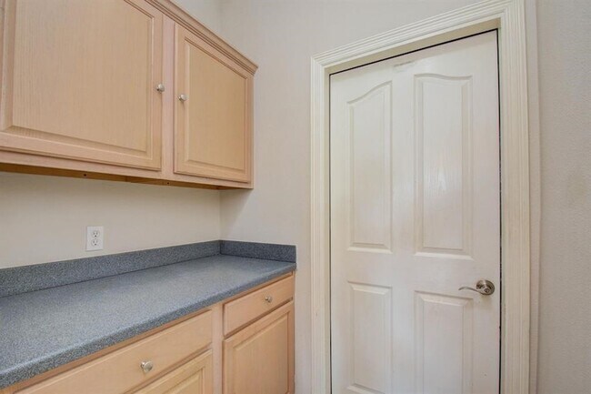 Building Photo - 7511 S Linpar Ct