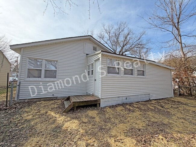 Building Photo - **Stunning Renovated 1-Bed Home Now Available**