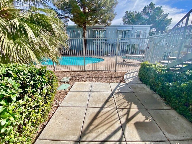 Building Photo - 1015 Maple Pines Ave