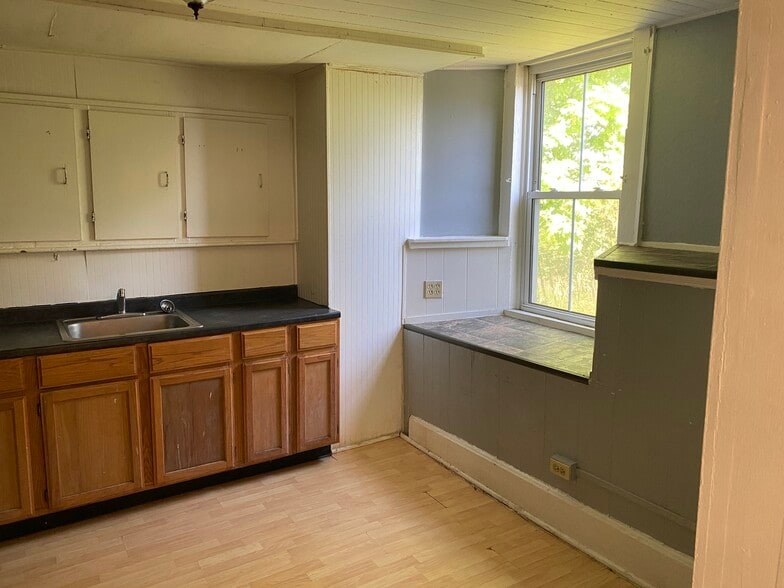 Building Photo - 454 Colchester Ave