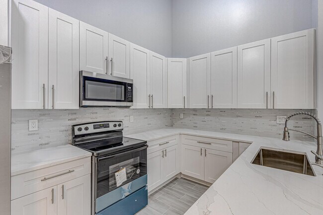 Building Photo - 1240 Summit Pl Cir