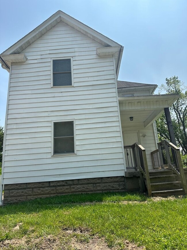Primary Photo - $1700 PER MONTH 3 Bedroom 1.5 Bathroom Hou...