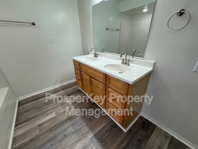 Building Photo - 323 Tennant Ave