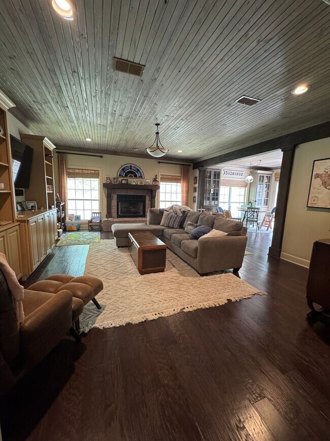 Building Photo - Spacious 5BR Home on 2 Acres in North Columbus – Pet Friendly!