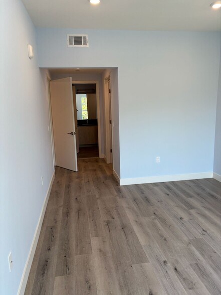Building Photo - 10739 Kling St