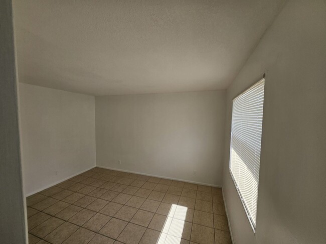 Building Photo - One bedroom one bath