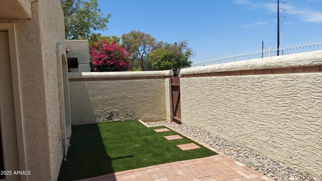 Building Photo - 2426 E Palo Verde Dr