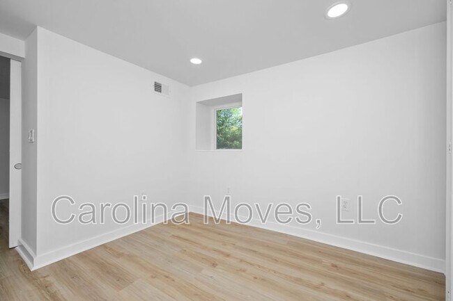 Building Photo - 10 Valley View Dr