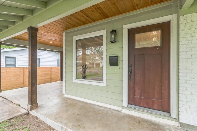 Building Photo - 1502 Villanova Dr