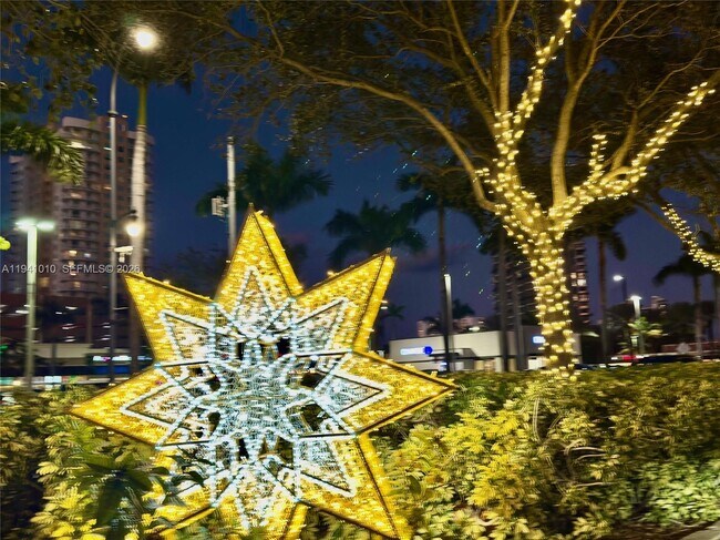 Building Photo - 900 NE 12th Ave