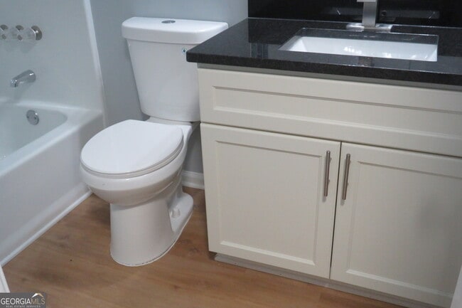 Building Photo - 2060 Bedford Ct