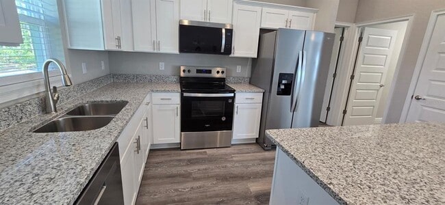 Building Photo - 211 Oak Ln Cir