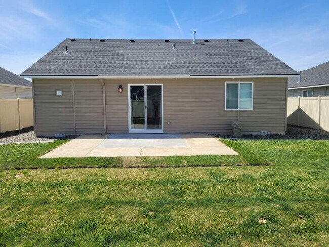 Building Photo - Executive Rental!