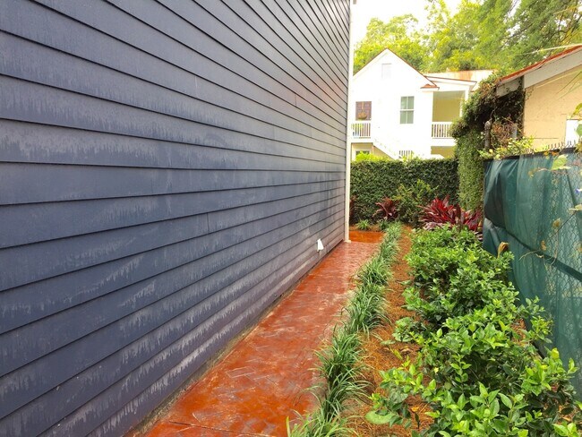 Building Photo - 2 Bedroom 1.5 Bath Townhouse - Downtown Charleston