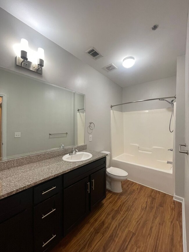 Building Photo - Poplar Pointe - One Bedroom Apartment in G...