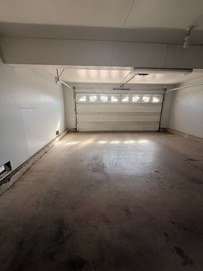 Building Photo - Anaheim home-Great Curb Appeal