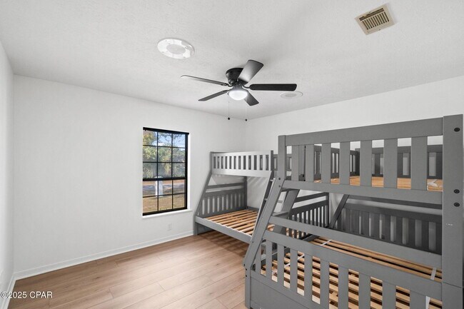 Building Photo - 224 E Lakeshore Dr