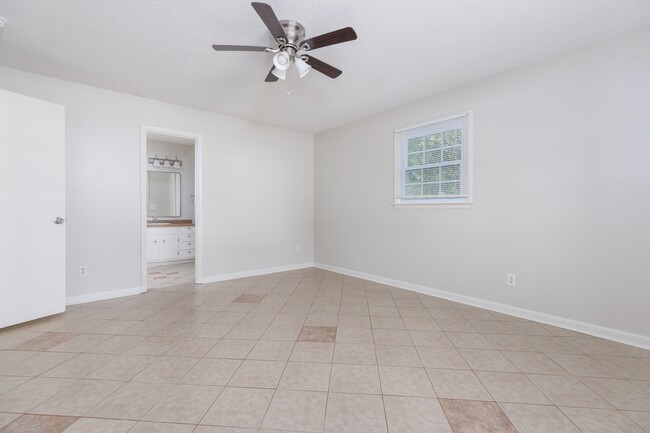 Building Photo - 110 Greenwood Cir
