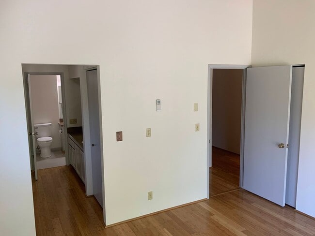 Building Photo - 2 Bedroom Condo on Country Club Road