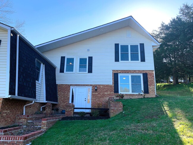 Building Photo - Blacksburg Country Club Home