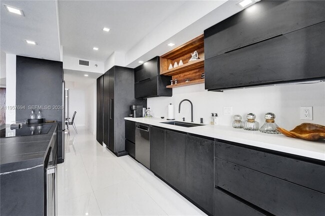 Building Photo - 20281 E Country Club Dr