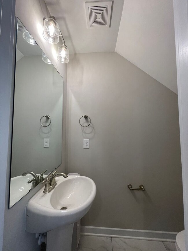 Building Photo - Beautiful Townhome located in Pineville, NC