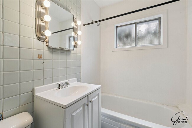 Building Photo - 3 bedroom - 1 bath  $1200/month