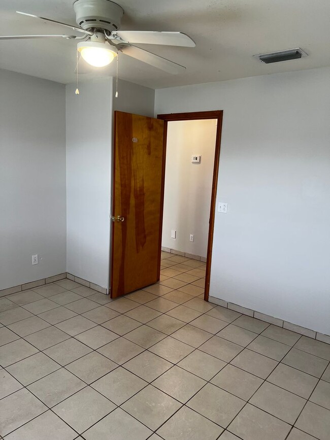 Building Photo - 3 BEDROOM, 2 BATH HOME WITH TILE THROUGHOUT & CLOSE TO THE TURNPIKE