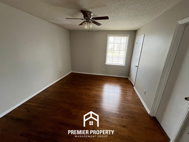 Building Photo - Spacious 3BR Memphis Home with Hardwood Floors, Dual Dining Areas & Fenced Yard
