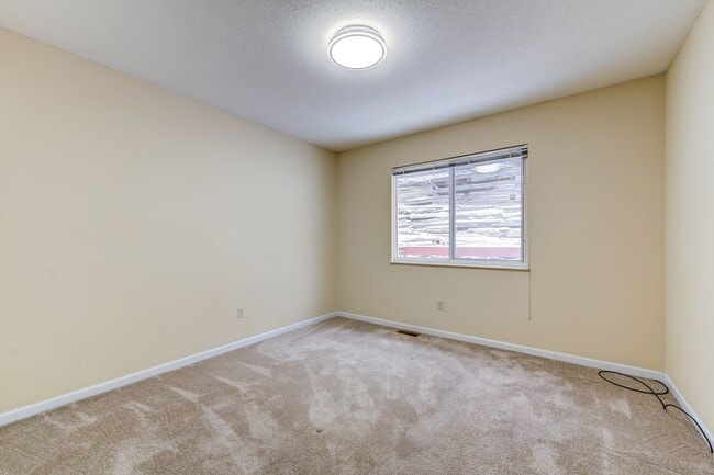 Building Photo - SPACIOUS 3 BEDROOM 2 BATH W/2 CAR GARAGE