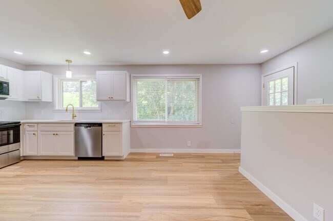 Building Photo - Beautiful renovated three bedroom house