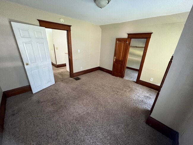 Building Photo - Large 4 bedroom house east of campus for A...