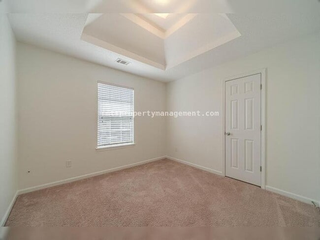 Building Photo - Spacious 4 bedroom 2.5 bath