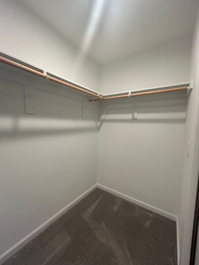 Building Photo - 2 Bed 2.5 bath townhome located on the golf course!