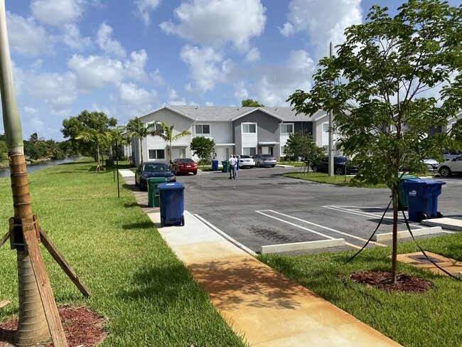 Building Photo - Miga Townhomes