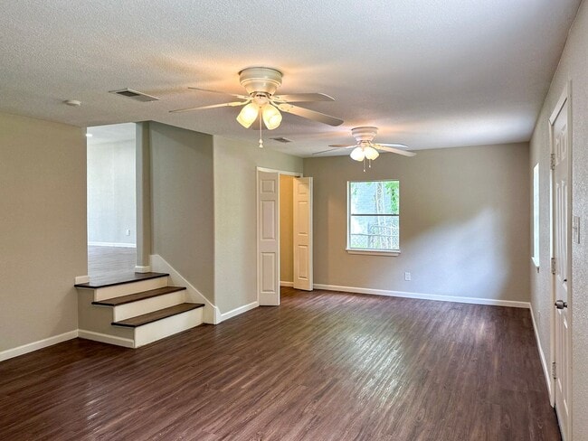 Building Photo - 4 Bedroom / 2 Bath