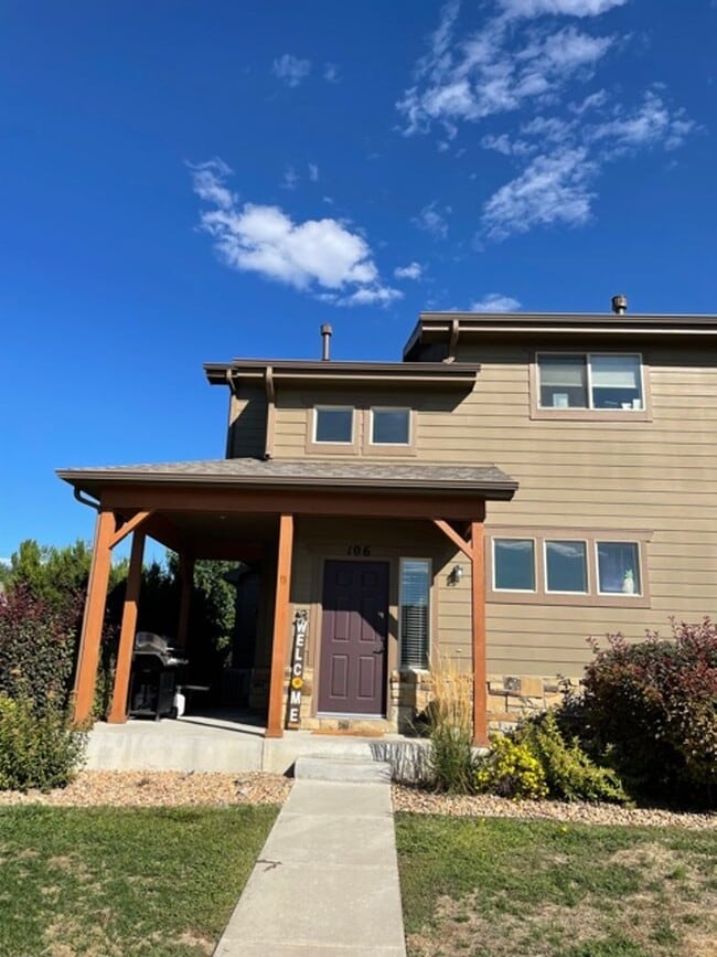 Building Photo - Gorgeous End-Unit Townhome Backing to Open Space!