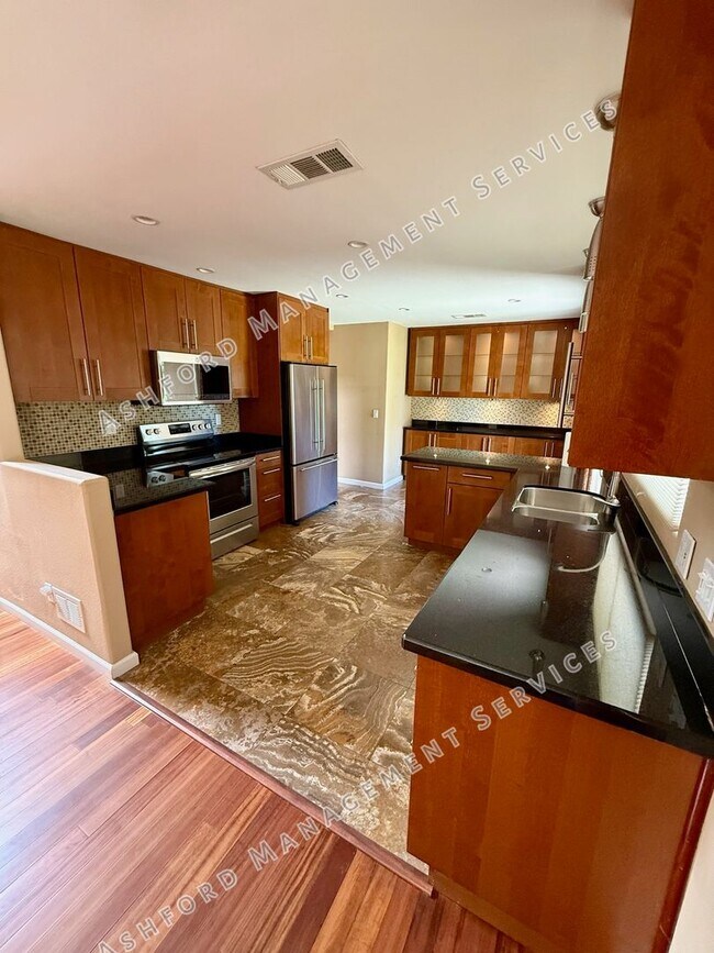 Building Photo - 3 BEDROOM 2 BATHROOM HOME RIGHT ON McCORMI...