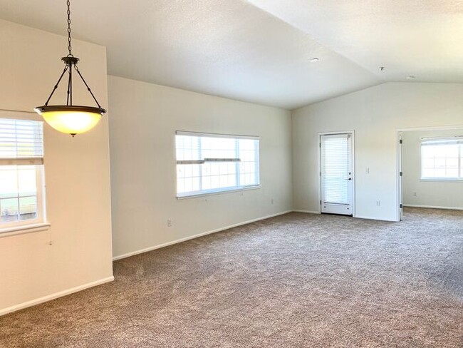 Building Photo - Immaculate Townhome in SE Fort Collin, Min...