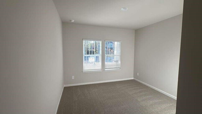 Building Photo - 26 Hemlock Ct